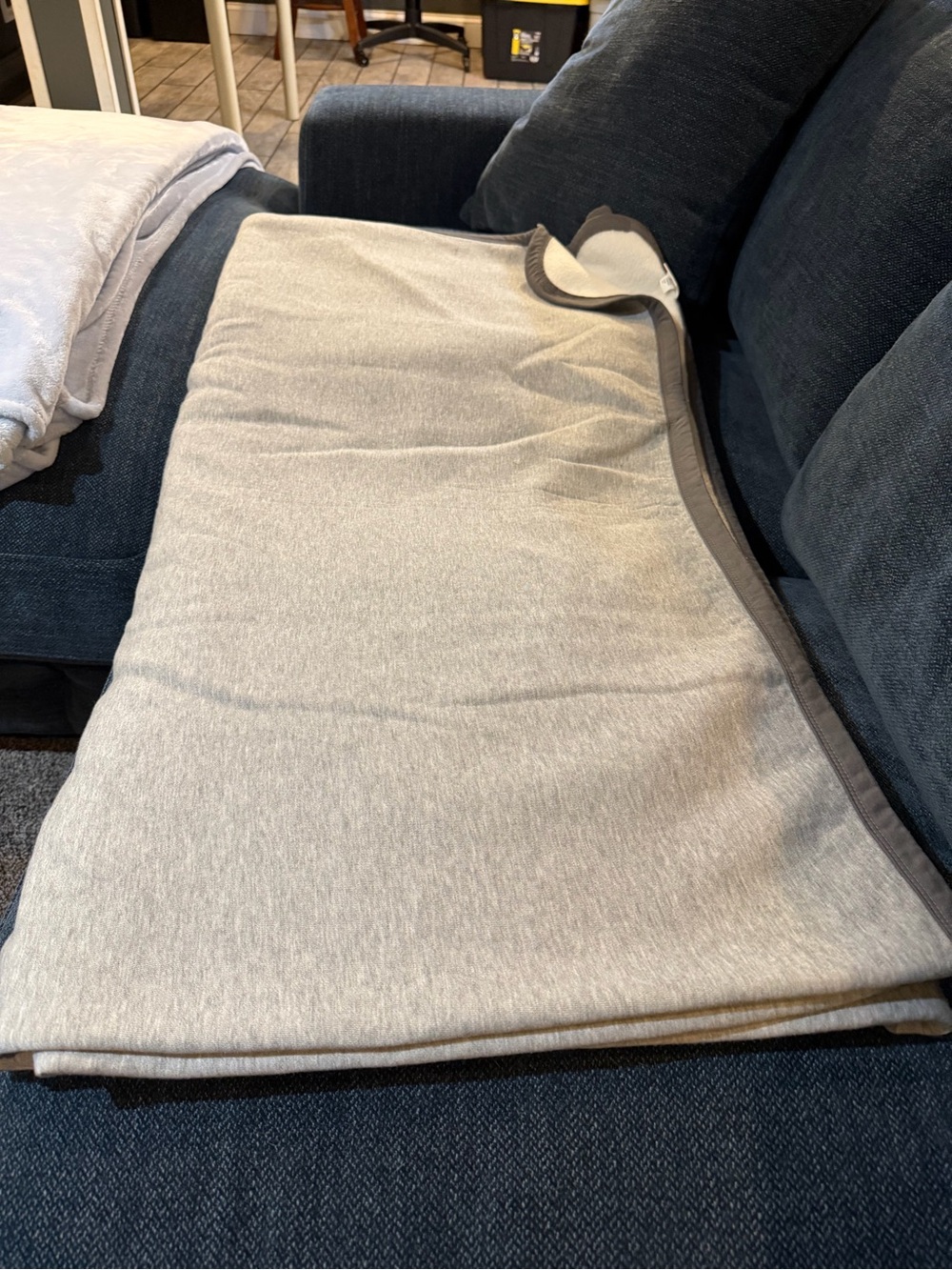 Full/Queen Sweatshirt Blanket Light Gray NWOT